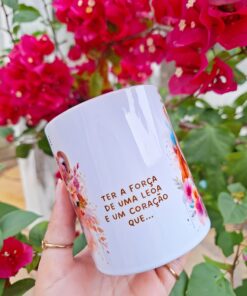 Caneca de Porcelana - Mães - Ser mãe é ter força de uma Leoa e o coração