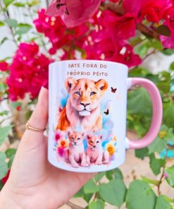 Caneca de Porcelana - Mães - Ser mãe é ter força de uma Leoa e o coração