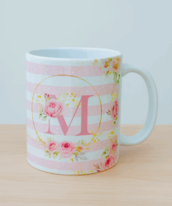 Caneca floral com inicial